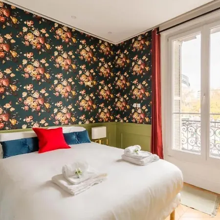 Apartment Incredible Eiffel Tower View! *