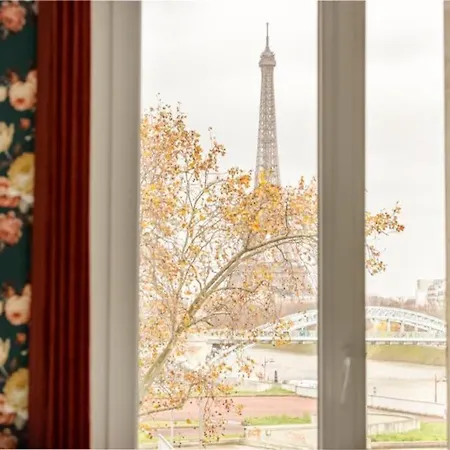 Incredible Eiffel Tower View! Parigi