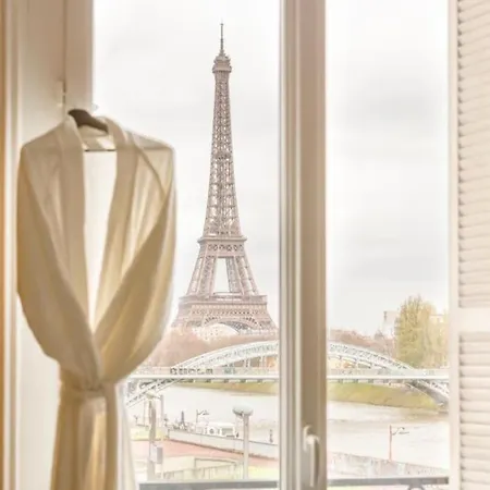 Incredible Eiffel Tower View! Parigi